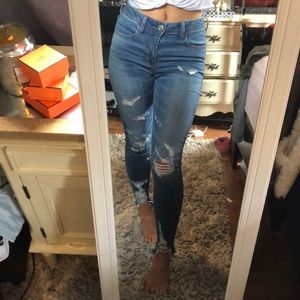 NWOT ripped accent jeans with rips at the ankles😍